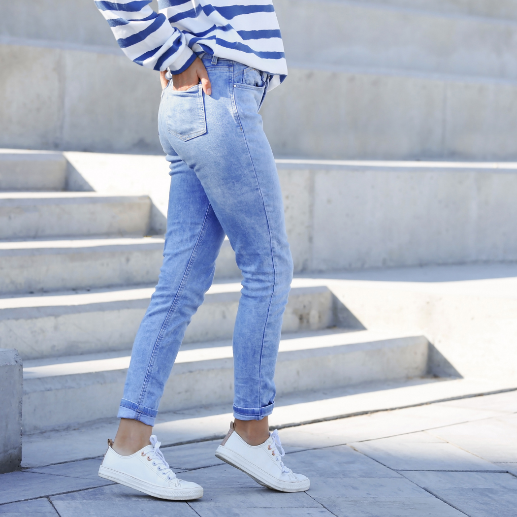 Stylizacje z jeansami mom fit – jak nosić jeden z najbardziej kobiecych fasonów wśród jeansów?
